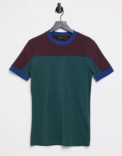 T-Shirt attillata color block verde e bordeaux - ASOS DESIGN - Modalova