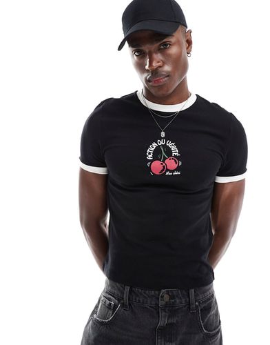 T-shirt attillata corta nera con stampa di ciliegie sul petto - ASOS DESIGN - Modalova