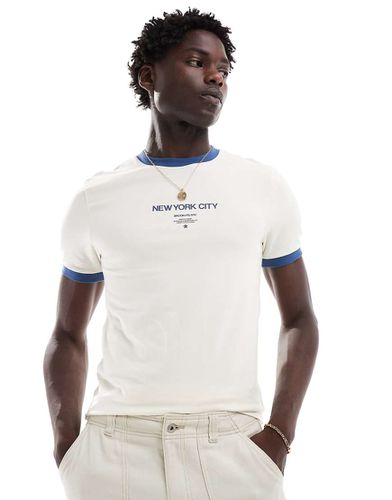 T-shirt attillata bianco sporco con bordi a contrasto e stampa "New York City" sul petto - ASOS DESIGN - Modalova