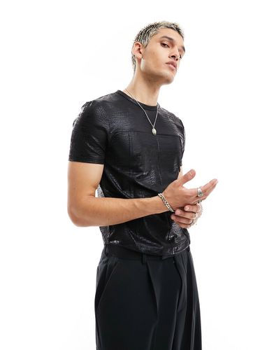 T-shirt attillata in pelle sintetica effetto coccodrillo con dettaglio a corsetto - ASOS DESIGN - Modalova