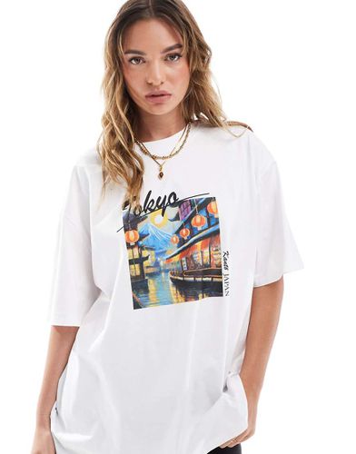 T-shirt boyfriend bianca con stampa fotografica di Tokyo - ASOS DESIGN - Modalova