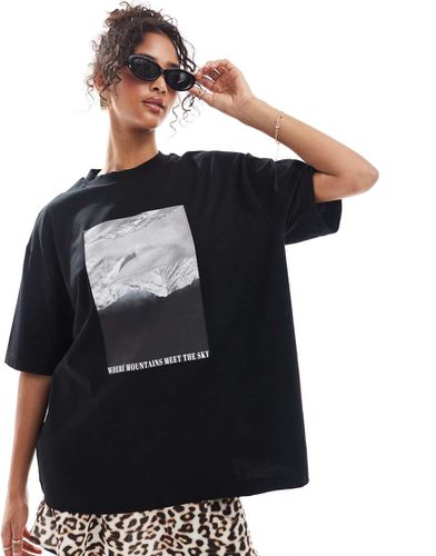 T-shirt boyfriend nera con stampa "Mountain meets the sky" - ASOS DESIGN - Modalova