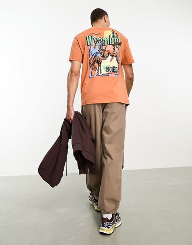 T-shirt comoda color argilla slavato con stampa di cowboy sul retro - ASOS DESIGN - Modalova