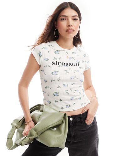 T-shirt corta traforata con stampa a fiori e scritta "Stressed" - ASOS DESIGN - Modalova
