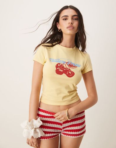 T-shirt effet rétréci à imprimé cerises - Asos Design - Modalova