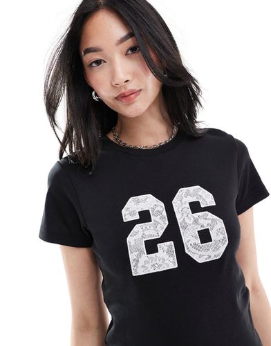 T-shirt mini nera con grafica di numero 26 in pizzo - ASOS DESIGN - Modalova