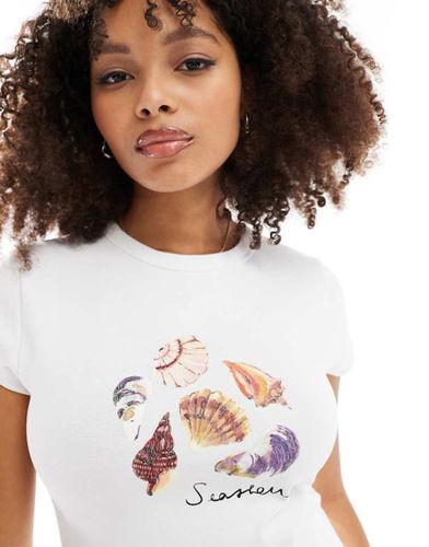 T-shirt mini bianca con grafica con conchiglie - ASOS DESIGN - Modalova