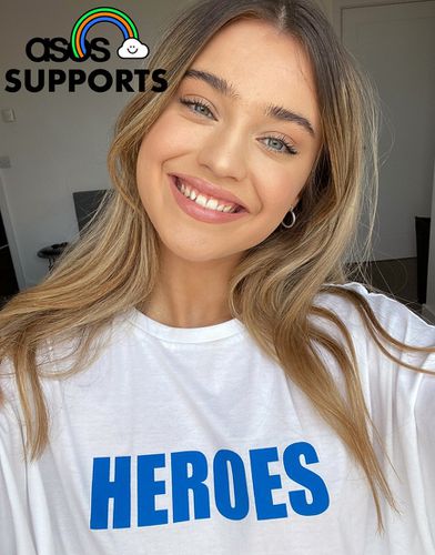 T-shirt oversize unisex con stampa "heroes" per beneficenza - ASOS DESIGN - Modalova