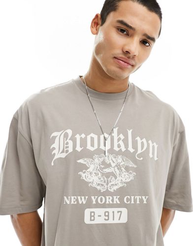T-shirt oversize beige con stampa "Brooklyn" sul davanti - ASOS DESIGN - Modalova