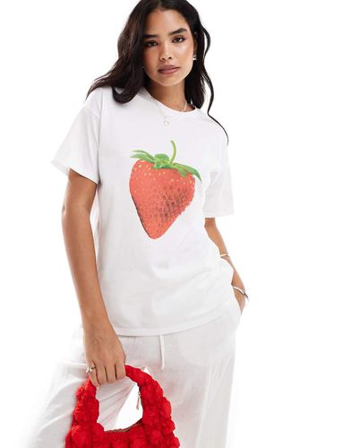 T-shirt oversize bianca con grafica di fragola - ASOS DESIGN - Modalova