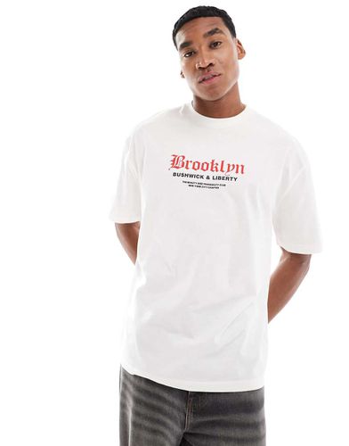 T-shirt oversize bianca con stampa "Brooklyn" sul petto - ASOS DESIGN - Modalova