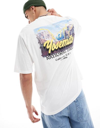 T-shirt oversize bianca con stampa di paesaggio sul retro e stampa sul petto - ASOS DESIGN - Modalova