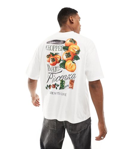 T-shirt oversize bianca con stampa di pomodori sul retro - ASOS DESIGN - Modalova