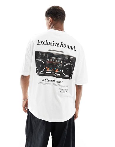 T-shirt oversize bianca con stampa di stereo sul retro e sul petto - ASOS DESIGN - Modalova