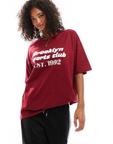 T-shirt oversize bordeaux con scritta "Brooklyn Sports Club" - ASOS DESIGN - Modalova