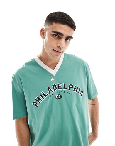 T-shirt oversize con scollo a V con stampa Philadelphia - ASOS DESIGN - Modalova