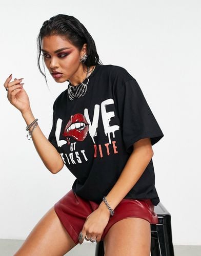 T-shirt oversize nera con stampa "Love at first bite" e labbra glitterate - ASOS DESIGN - Modalova