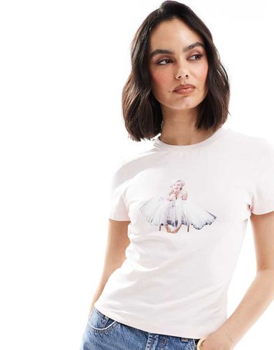 T-shirt ristretta con stampa su licenza di Marilyn Monroe - ASOS DESIGN - Modalova