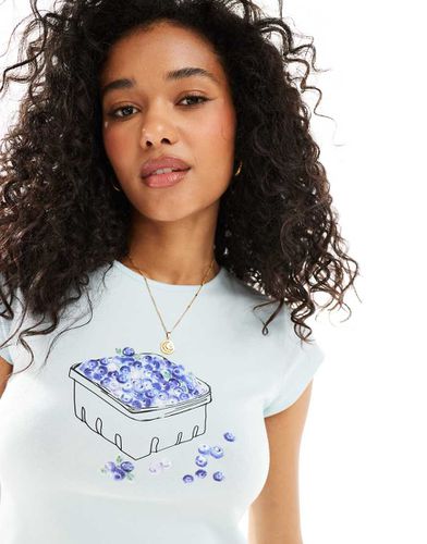 Top senza maniche azzurro chiaro con stampa grafica di mirtilli - ASOS DESIGN - Modalova