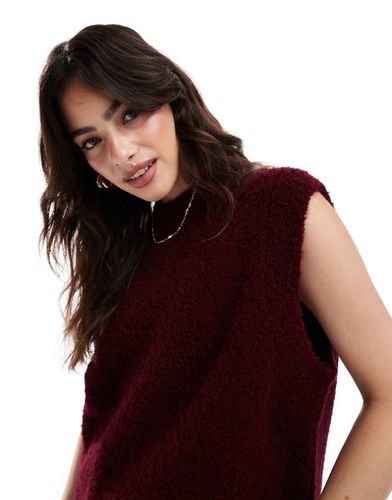 Top senza maniche girocollo in maglia bouclé bordeaux - ASOS DESIGN - Modalova