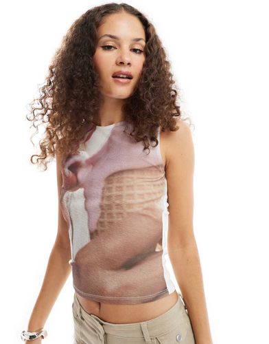 Top senza maniche in rete con grafica di labbra e gelato - ASOS DESIGN - Modalova