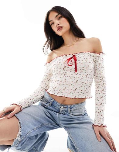 Top traforato con scollo alla Bardot avorio con ciliegie - ASOS DESIGN - Modalova