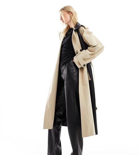 ASOS DESIGN Tall - Trench in pelle sintetica combinato color pietra e nero - ASOS Tall - Modalova