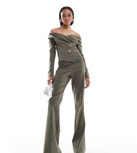 ASOS DESIGN Tall - Tuta jumpsuit sartoriale kaki con cintura in vita e scollo Bardot - ASOS Tall - Modalova