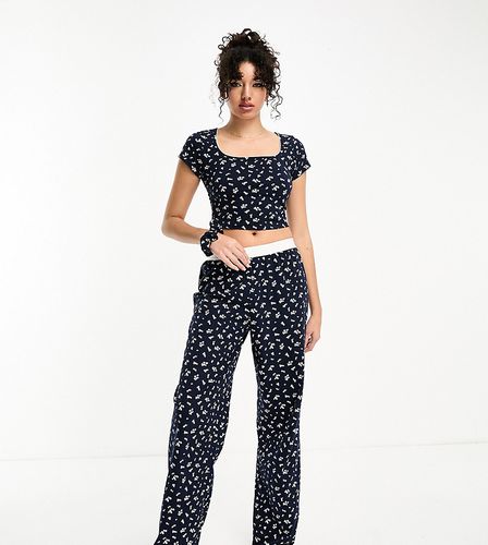 Tall - Pantaloni del pigiama mix & match con stampa a fiorellini, fascia in vita esposta e finiture a festoncino - ASOS DESIGN - Modalova