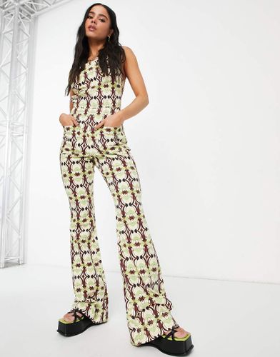 Tuta jumpsuit allacciata al collo a zampa con stampa geometrica - ASOS DESIGN - Modalova