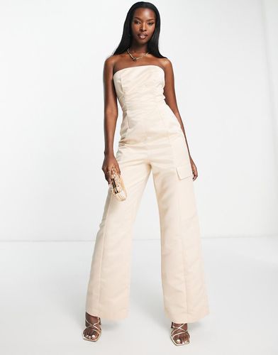 Tuta jumpsuit cargo strutturata in raso avorio - ASOS DESIGN - Modalova