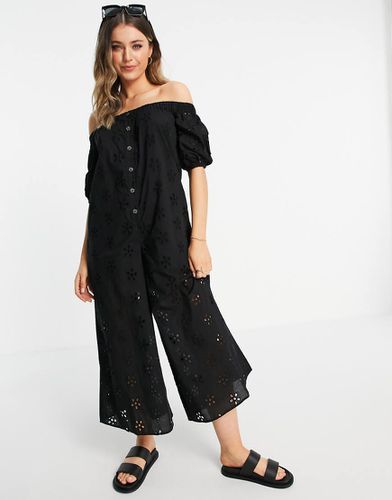 Tuta jumpsuit in pizzo con spalle scoperte, bottoni davanti e maniche a sbuffo - ASOS DESIGN - Modalova