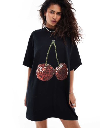 Vestito T-shirt corto oversize con grafica con ciliegie leopardate - ASOS DESIGN - Modalova