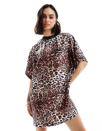 Vestito T-shirt corto oversize in raso leopardato - ASOS DESIGN - Modalova