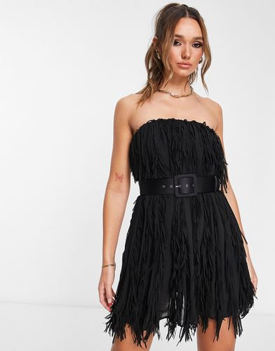 Vestito a fascia corto in chiffon sfrangiato con cintura - ASOS DESIGN - Modalova