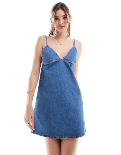 Vestito con spalline sottili in denim medio - ASOS DESIGN - Modalova