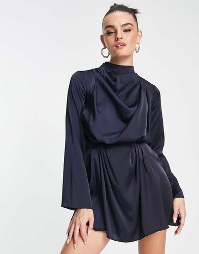 Vestito corto con scollo drappeggiato in raso a pieghe aperto dietro - ASOS DESIGN - Modalova