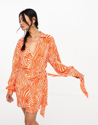 Vestito corto plissé a portafoglio con colletto arancione zebrato - ASOS DESIGN - Modalova