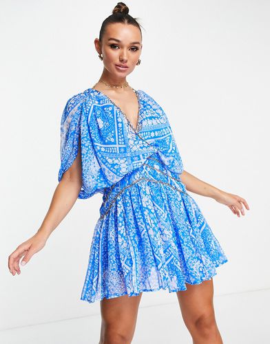 Vestito corto stile blusa con dettaglio con spalline a catena, colore blu con stampa a fiori - ASOS DESIGN - Modalova