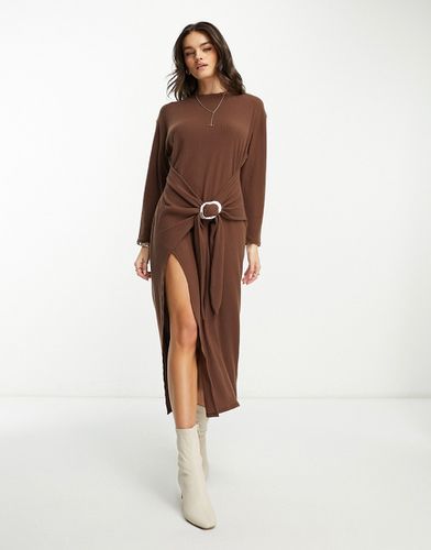 Vestito lungo a maniche lunghe ultra morbido con dettaglio drappeggiato stile pareo marrone cioccolato - ASOS DESIGN - Modalova