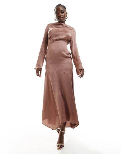 Vestito lungo accollato in raso cioccolato con fondo asimmetrico - ASOS DESIGN - Modalova