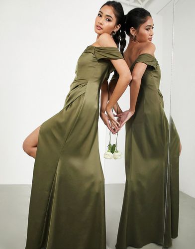 Vestito lungo da damigella in raso drappeggiato oliva a portafoglio con scollo alla Bardot - ASOS DESIGN - Modalova