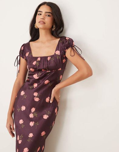 Vestito lungo in raso bordeaux con stampa di rose e maniche con laccetti - ASOS DESIGN - Modalova