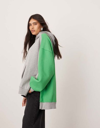 Felpa con cappuccio color block oversize verde e grigia con spacco sul fondo - ASOS EDITION - Modalova