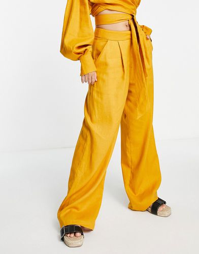 Pantaloni a pieghe a fondo ampio in lino color senape - ASOS EDITION - Modalova