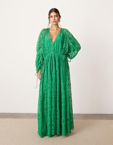 Vestito lungo raccolto in vita in pizzo verde - ASOS EDITION - Modalova