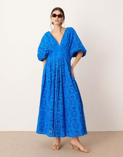 Vestito midi in pizzo con maniche ampie e scollo profondo blu - ASOS EDITION - Modalova