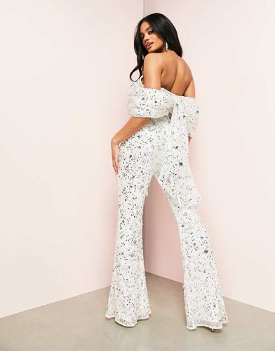 Tuta jumpsuit bianca decorata con scollo alla Bardot con fiocco - ASOS Luxe - Modalova