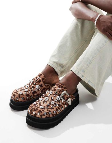 Swiftly - Scarpe basse leopardate stile western con dettagli in metallo - AZALEA WANG - Modalova