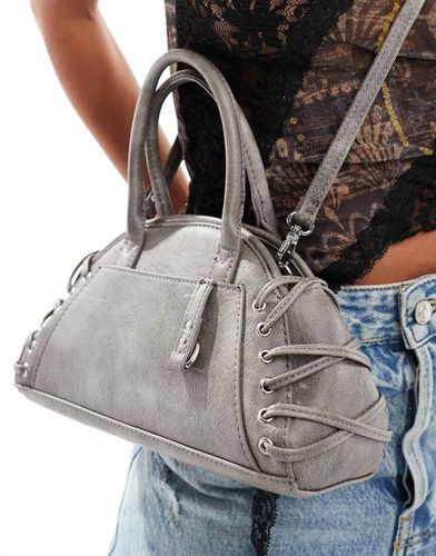 Borsa da spalla slavato con frange - Bershka - Modalova